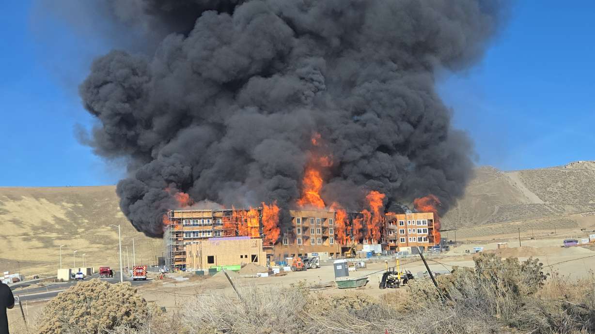 Incendio devora complejo en Lehi