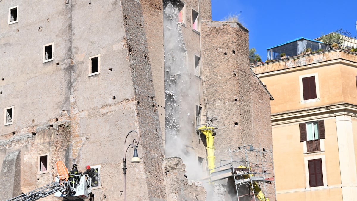Torre medieval se derrumba en Roma