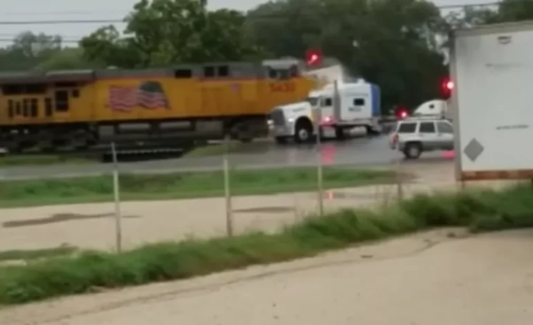 Tren embiste camión cargado de autos
