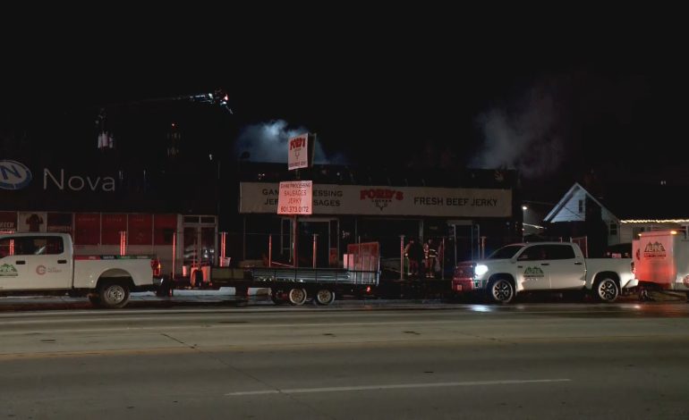 Fuego comercial masivo en Provo