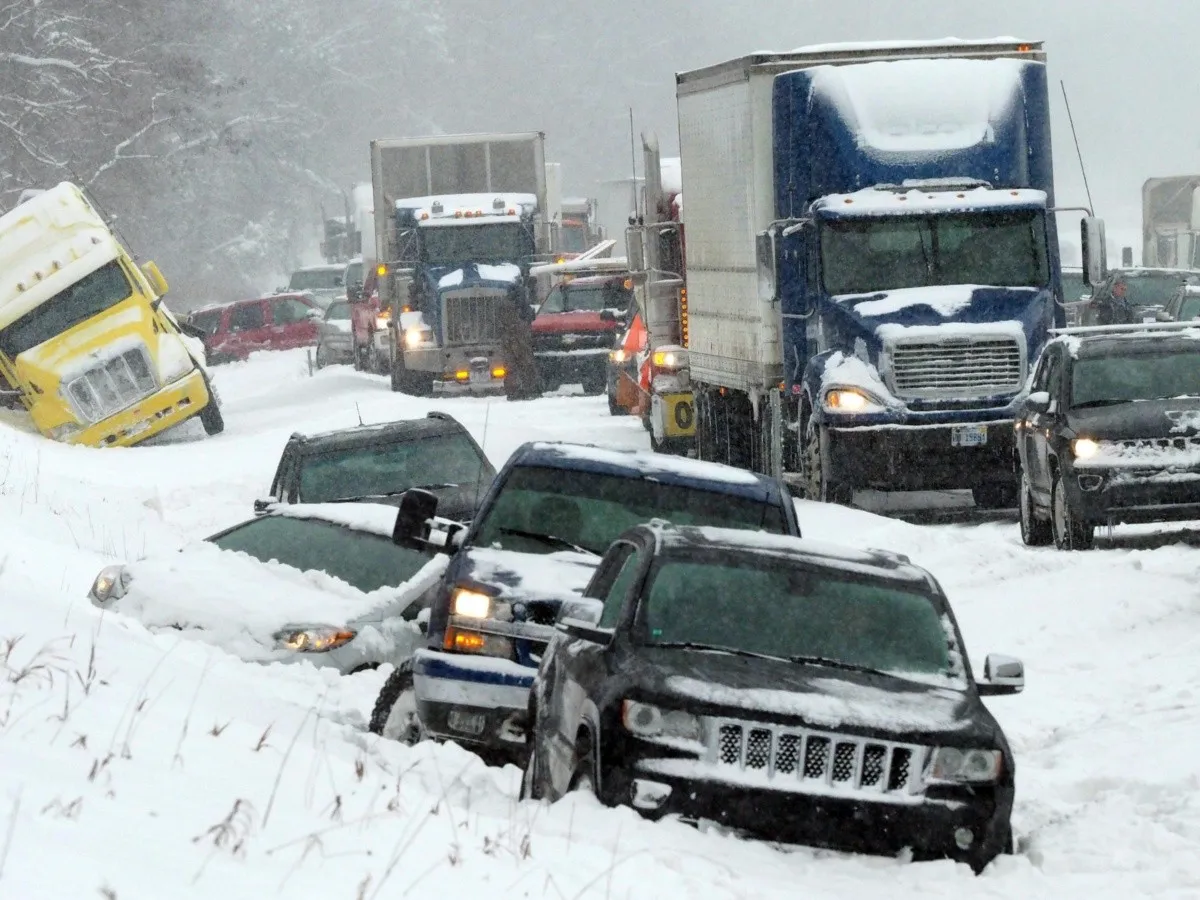 Tormenta invernal provoca choque masivo en Michigan