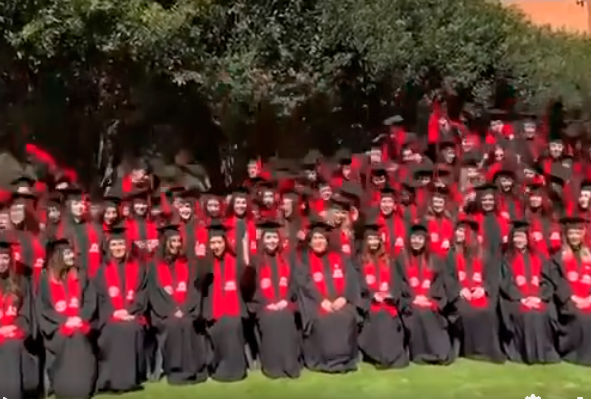 Graduación interrumpida por desplome de estructura