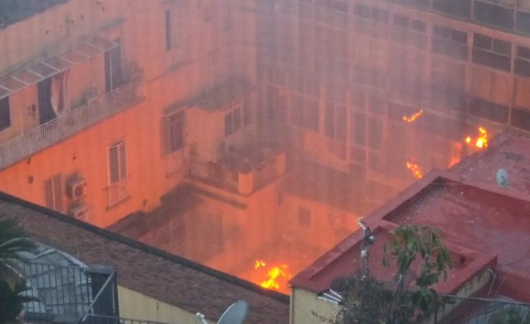 Incendio arrasa con el Teatro Sannazaro