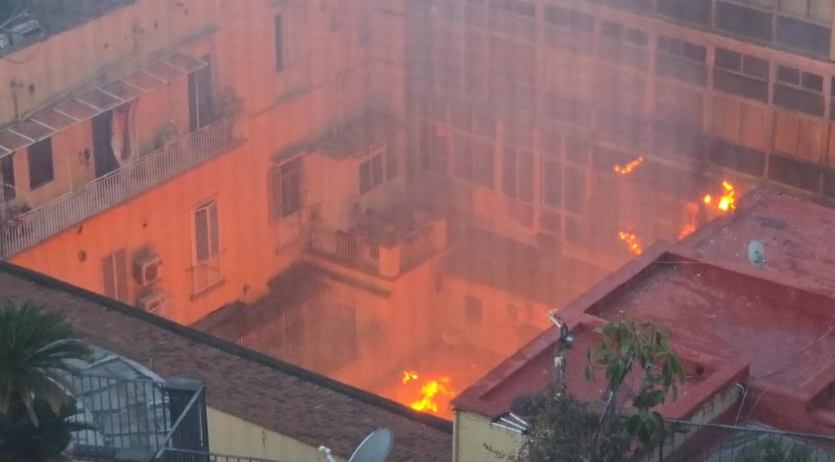 Incendio arrasa con el Teatro Sannazaro