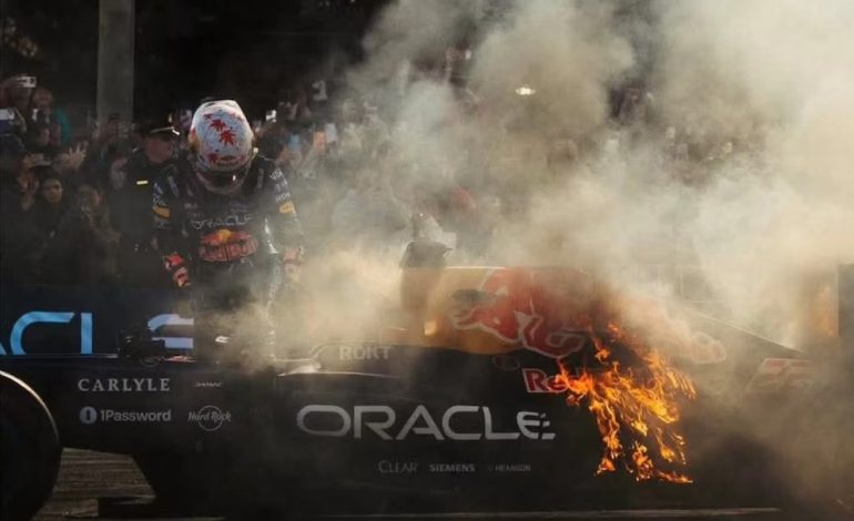 Susto en exhibición: auto de F1 se incendia