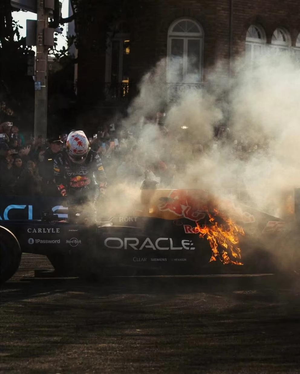 Susto en exhibición: auto de F1 se incendia