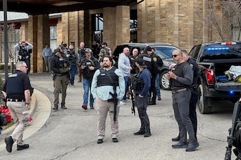 Atacante embiste sinagoga en Michigan y es abatido