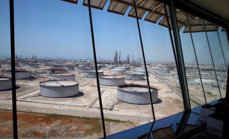Bombardeo sacude gigante petrolero