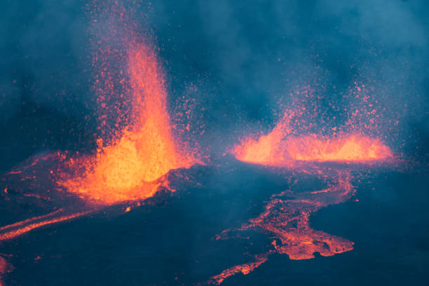 Volcán cubre carretera costera con río de lava