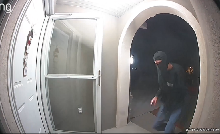 Enmascarado intenta derribar puerta de vivienda en Herriman