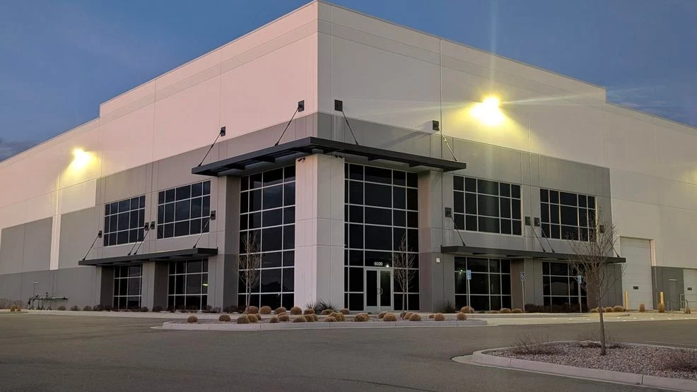 Gobernador Cox cuestiona falta de coordinación con ICE sobre compra del almacén