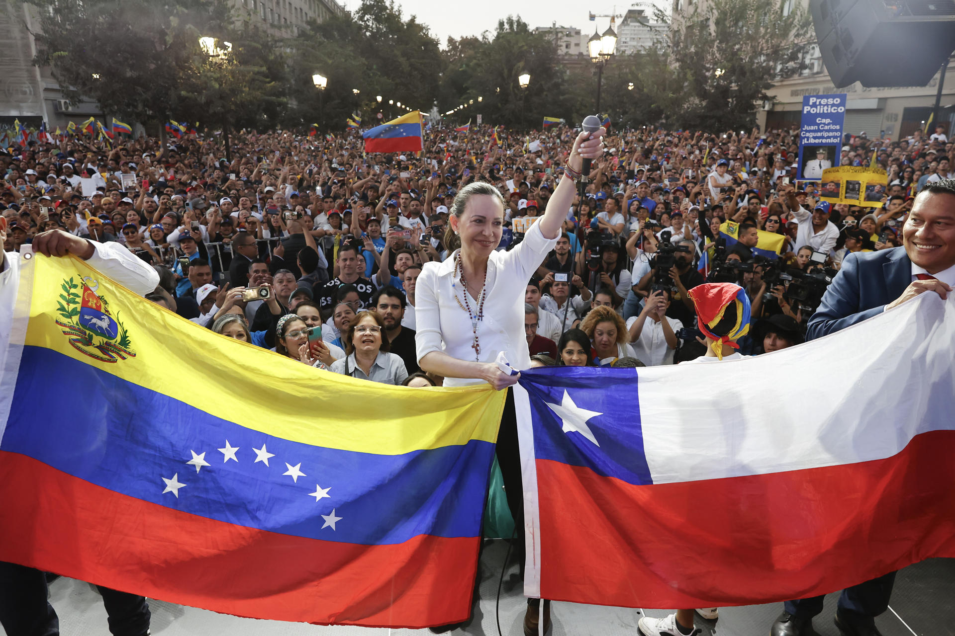Marea venezolana en Santiago respalda a María Corina