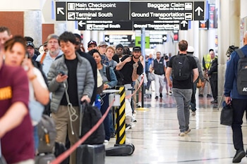 Trump amenaza con enviar agentes del ICE a los aeropuertos