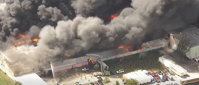 Voraz incendio consume almacén en Miami-Dade