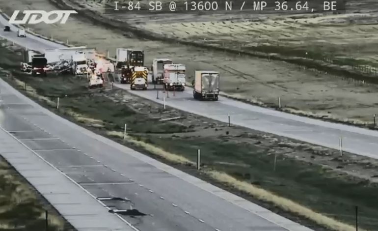 Accidente de camión paraliza tráfico en la I-84