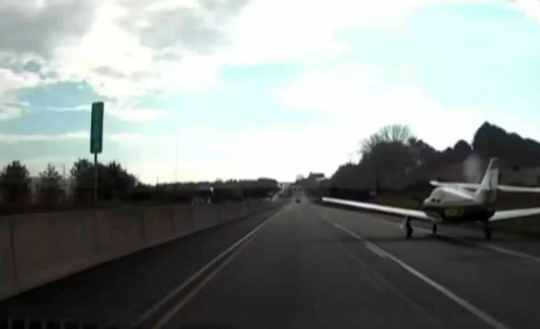Avioneta aterriza de emergencia en autopista de Pensilvania