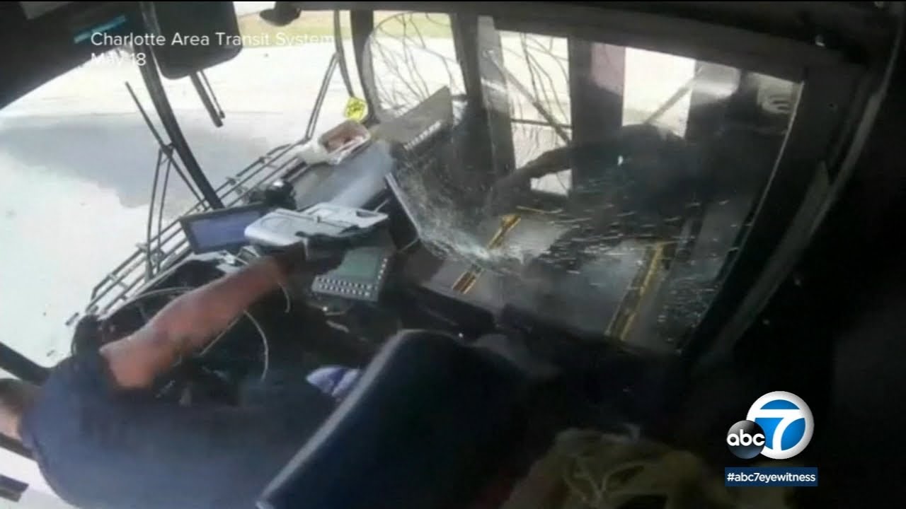 Caos y balas dentro del bus.