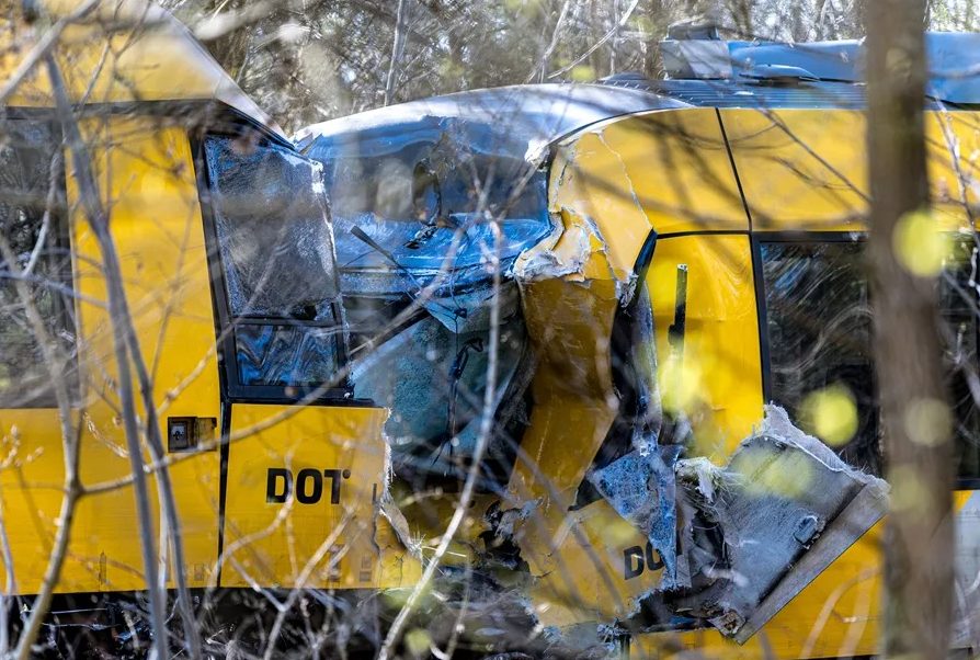 Choque frontal de trenes deja heridos en Dinamarca