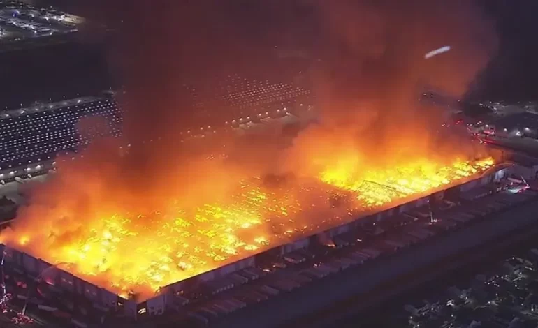 Detienen a empleado por incendio masivo