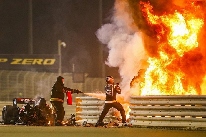 Fuego, silencio y un hombre de pie