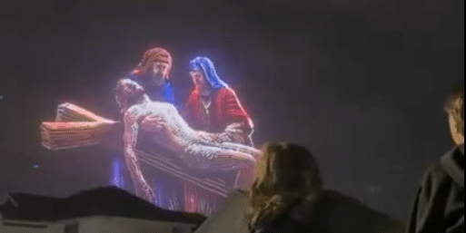 Miles de drones recrean a Jesús en la cruz sobre Texas