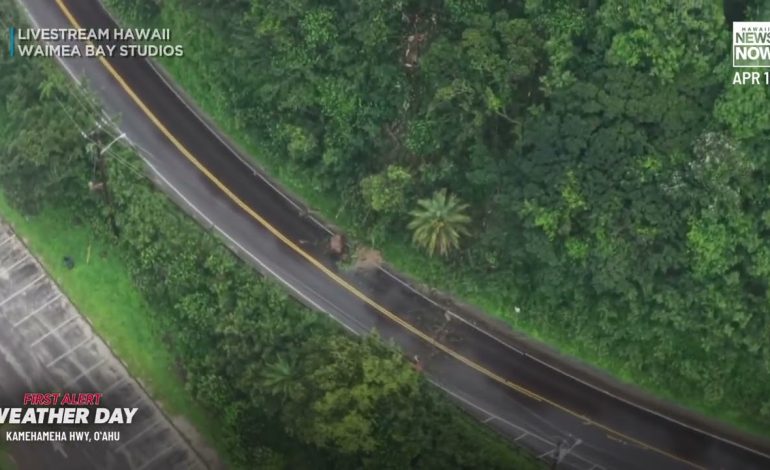 Rocas cierran carretera en Hawaii
