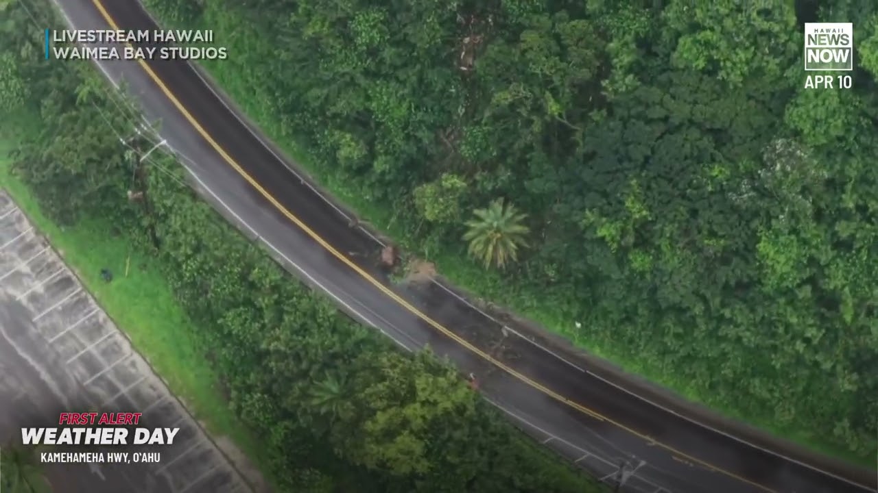Rocas cierran carretera en Hawaii