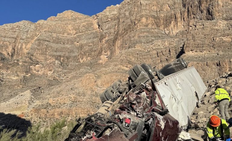 Semirremolque cae a barranco en límite estatal
