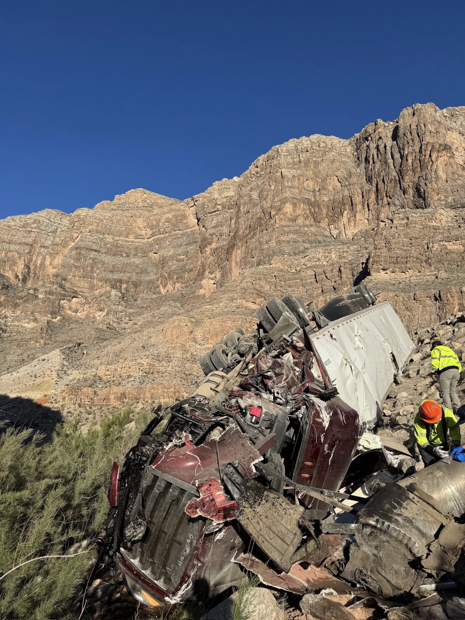 Semirremolque cae a barranco en límite estatal
