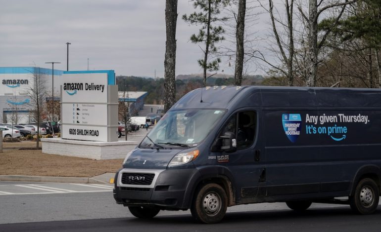 Susto de madrugada para repartidor de Amazon