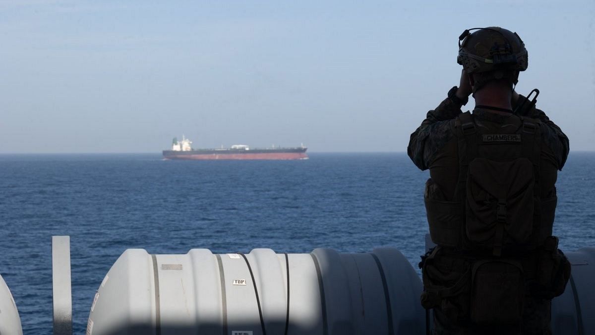 Trump ordena destruir embarcaciones que minen el estrecho de Ormuz
