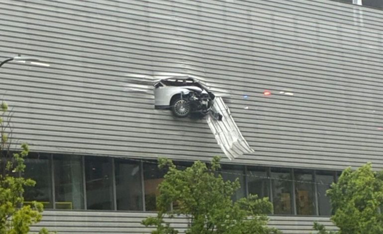 Vehículo abre agujero en aparcamiento del centro de Salt Lake City