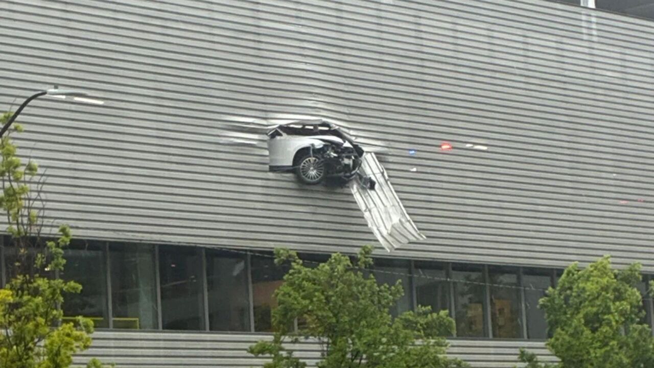 Vehículo abre agujero en aparcamiento del centro de Salt Lake City