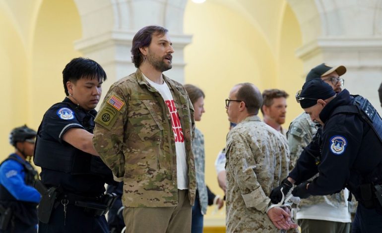 Veteranos detenidos en el Capitolio por protestar contra la guerra con Irán