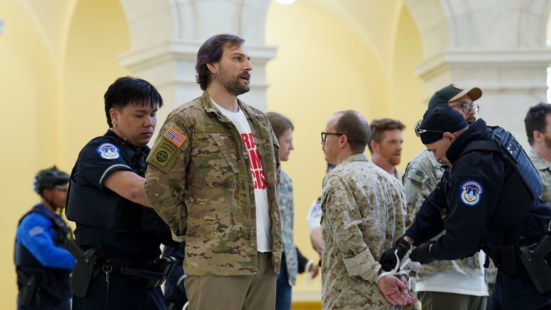 Veteranos detenidos en el Capitolio por protestar contra la guerra con Irán