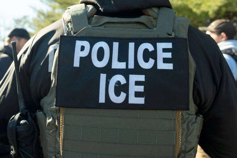 Agentes de ICE detienen a empleado de Amazon en plena jornada