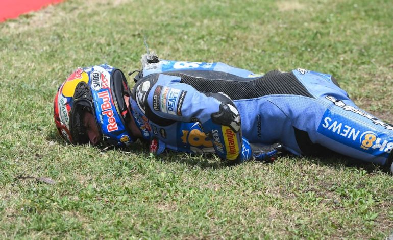 Álex Márquez vuela por el aire en escalofriante caída del MotoGP
