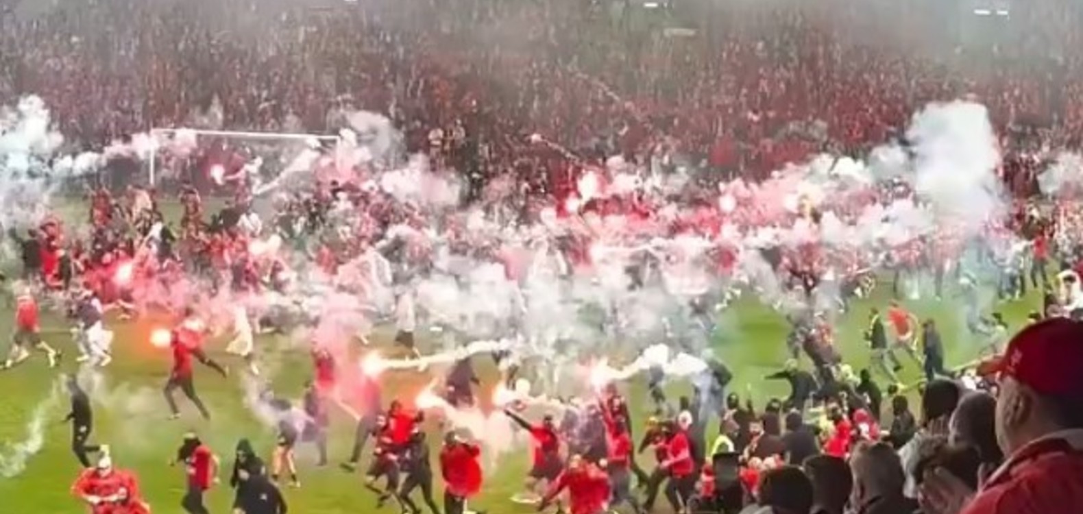 El derbi de Praga que terminó en caos y vergüenza