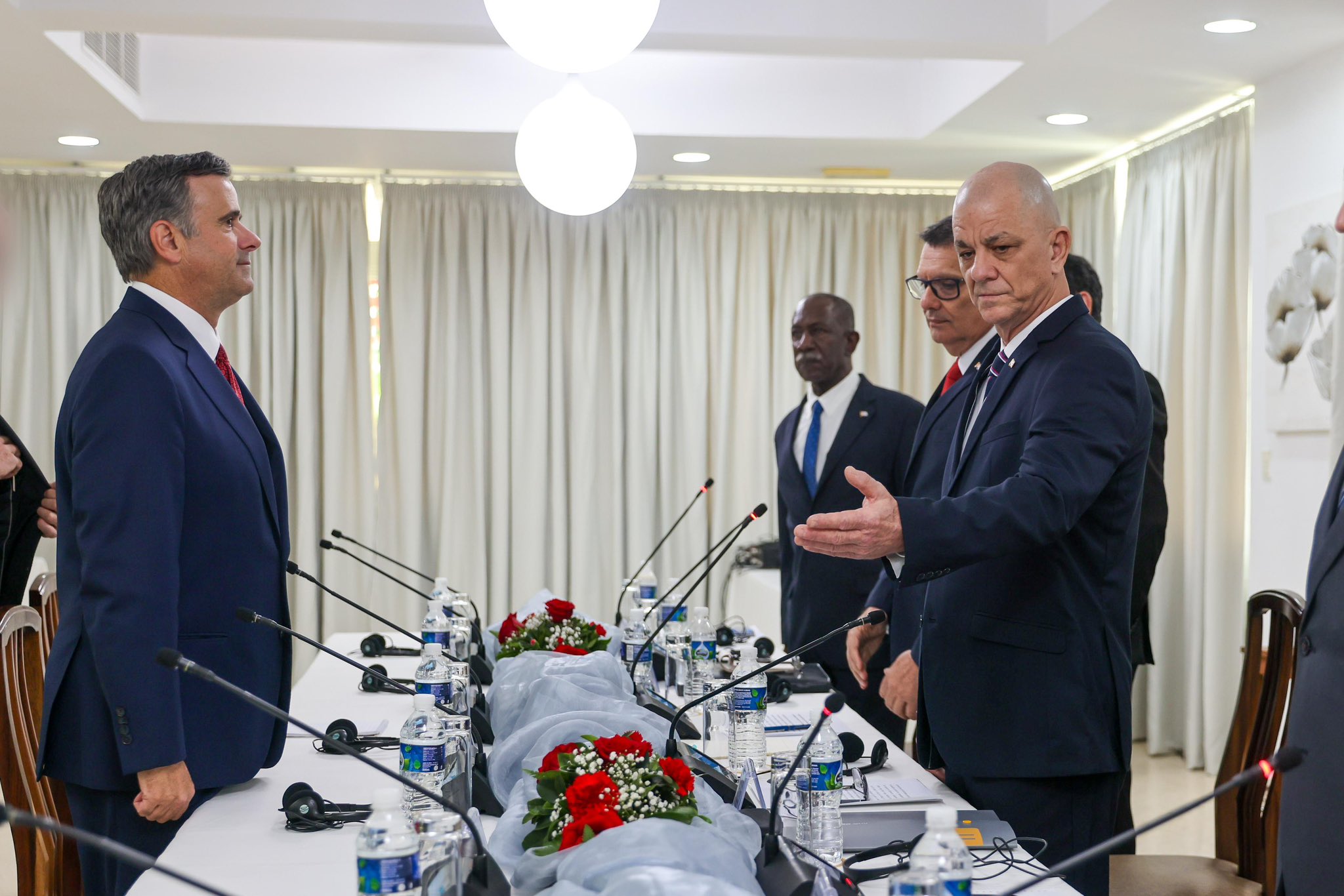 El director de la CIA sorprende con visita a Cuba
