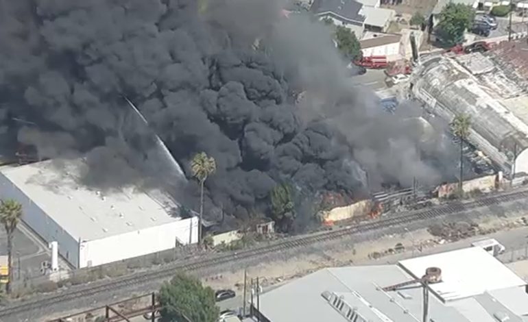Enorme incendio industrial sacude a South Gate