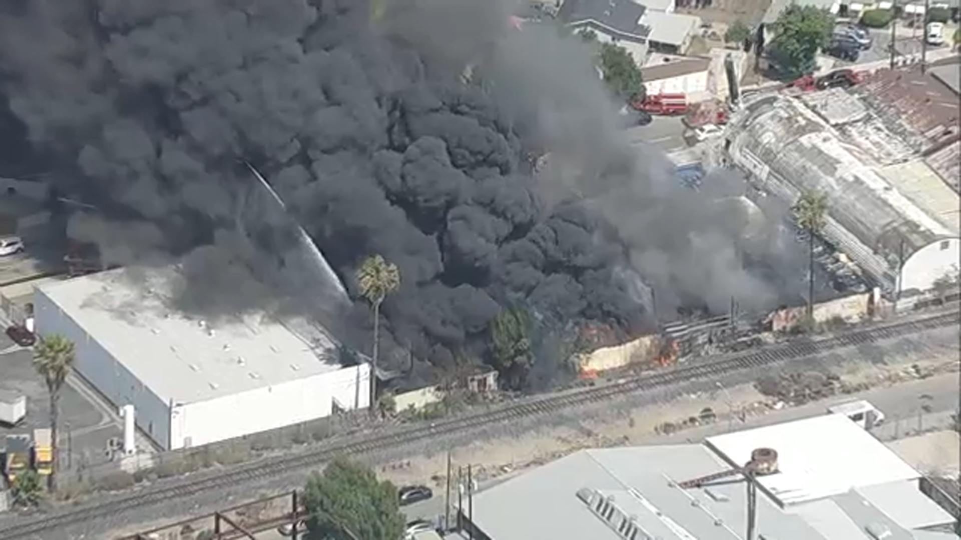 Enorme incendio industrial sacude a South Gate
