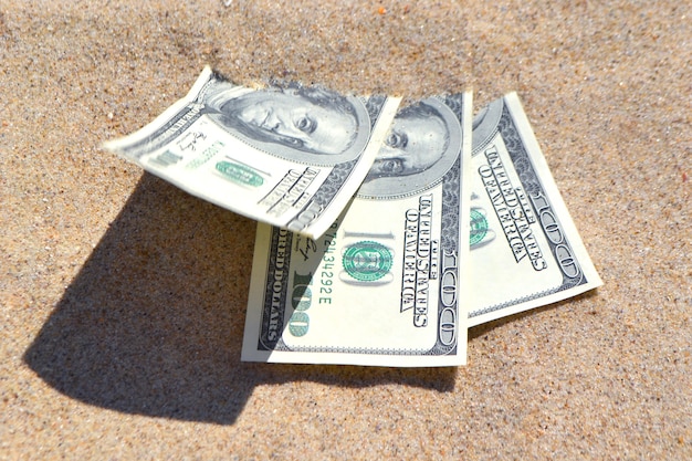 Hombre reporta a la policía paquetes de dinero encontrados en el mar