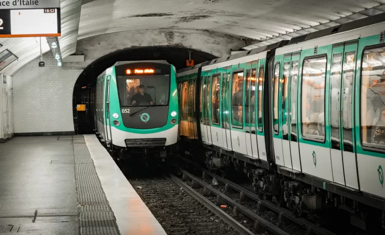Inaceptable El vídeo del metro de París que indigna a Europa.