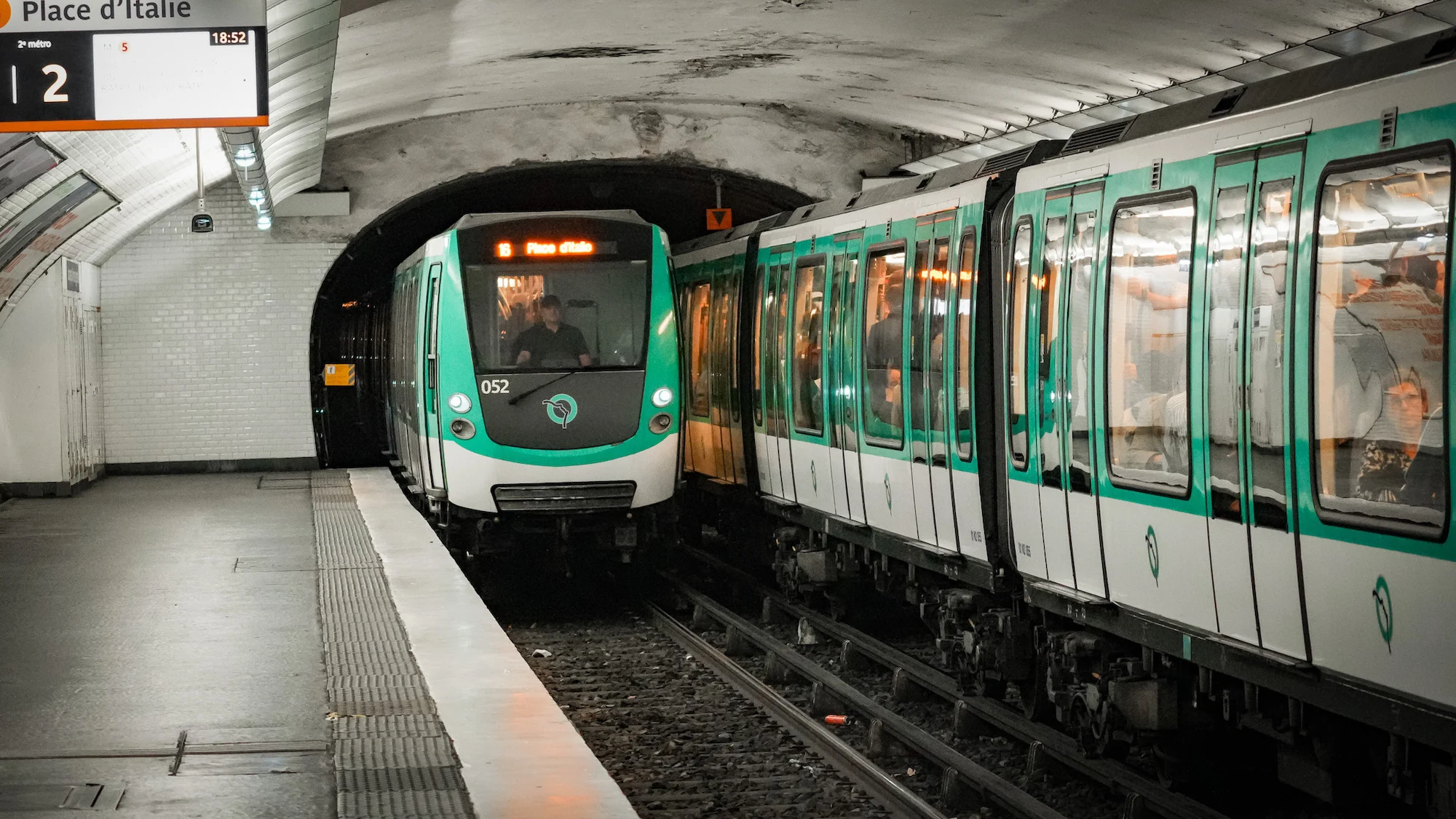 Inaceptable El vídeo del metro de París que indigna a Europa.