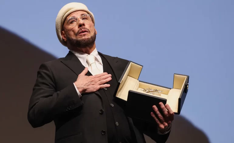 John Travolta impacta en Cannes a sus 72 años
