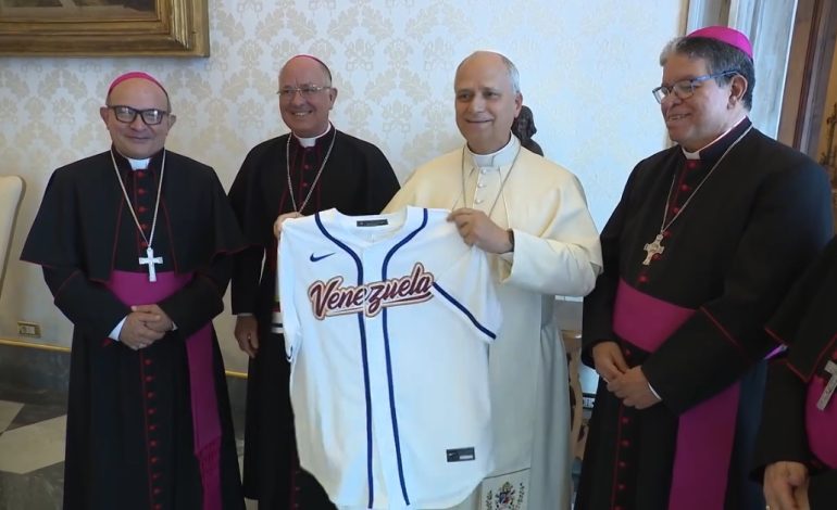 La camiseta campeona de Venezuela llega al Vaticano