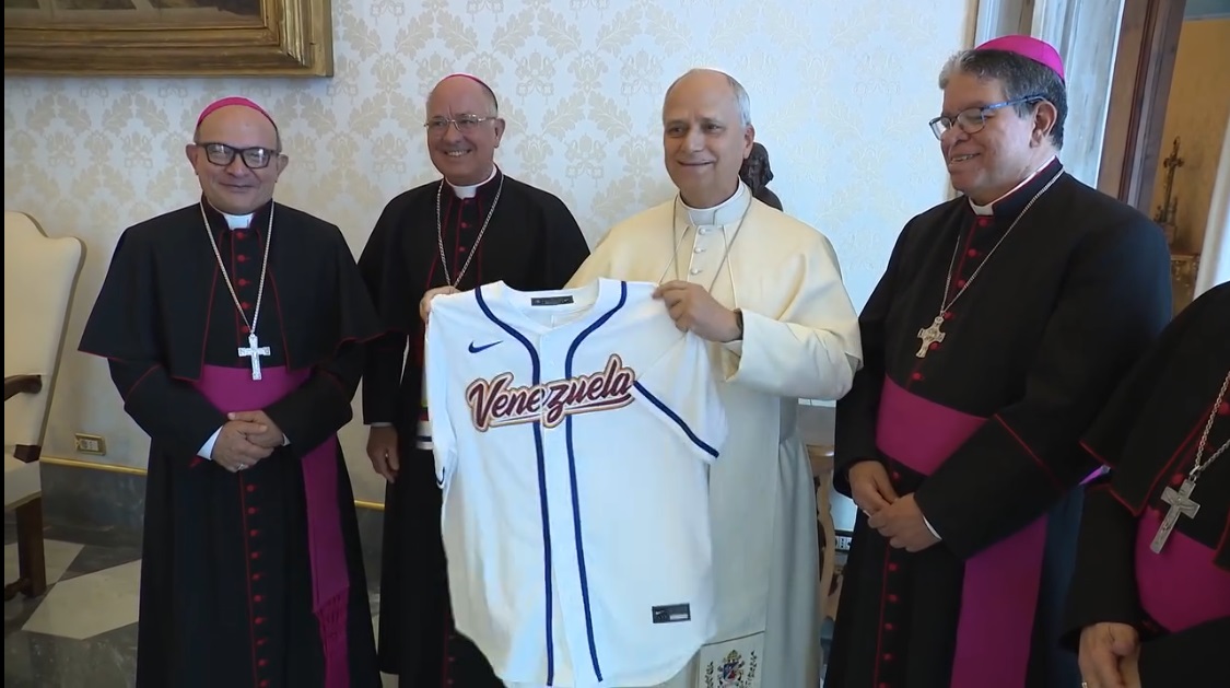 La camiseta campeona de Venezuela llega al Vaticano