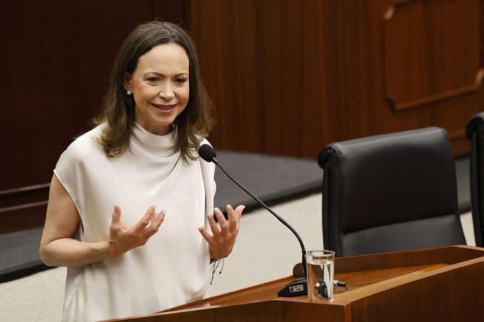 Machado lleva el grito de Venezuela libre al Parlamento panameño