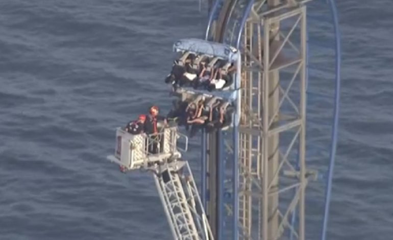 Ocho estudiantes atrapados tres horas en montaña rusa de Texas