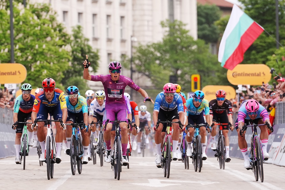 Peligrosa intromisión de un fan sacude el Giro de Italia